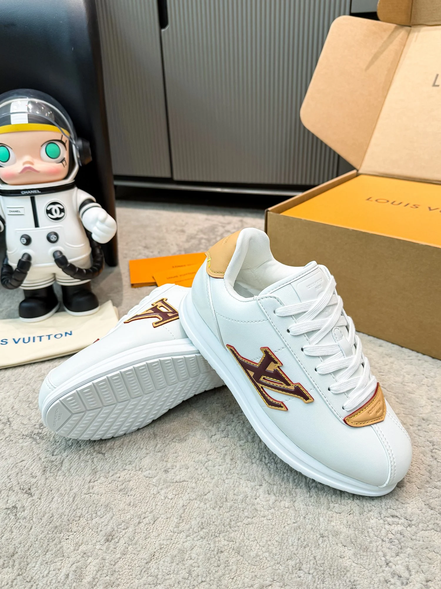 Louis Vuitton Sneakers — 52885831