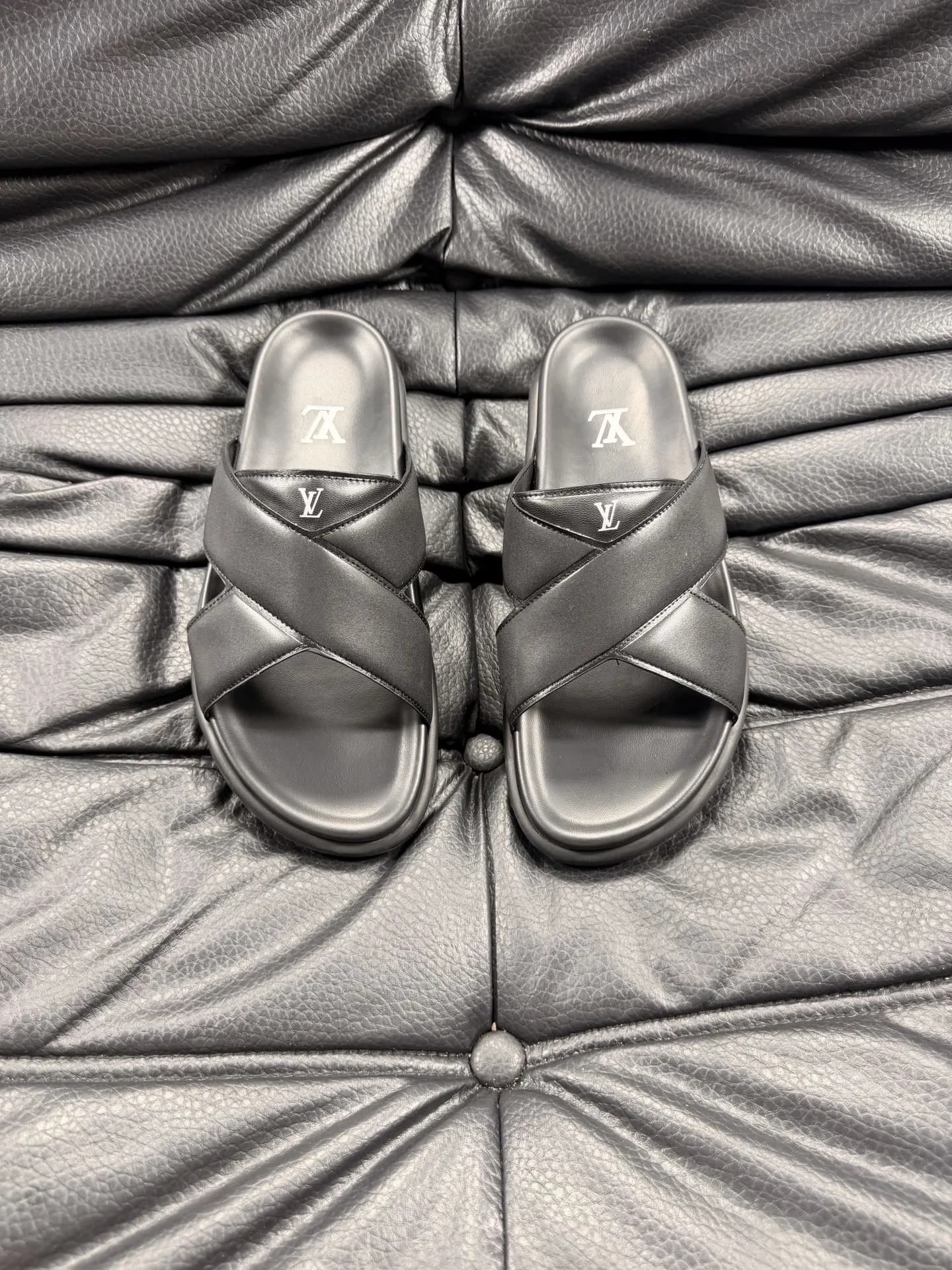 Louis Vuitton Slippers — c97631ac