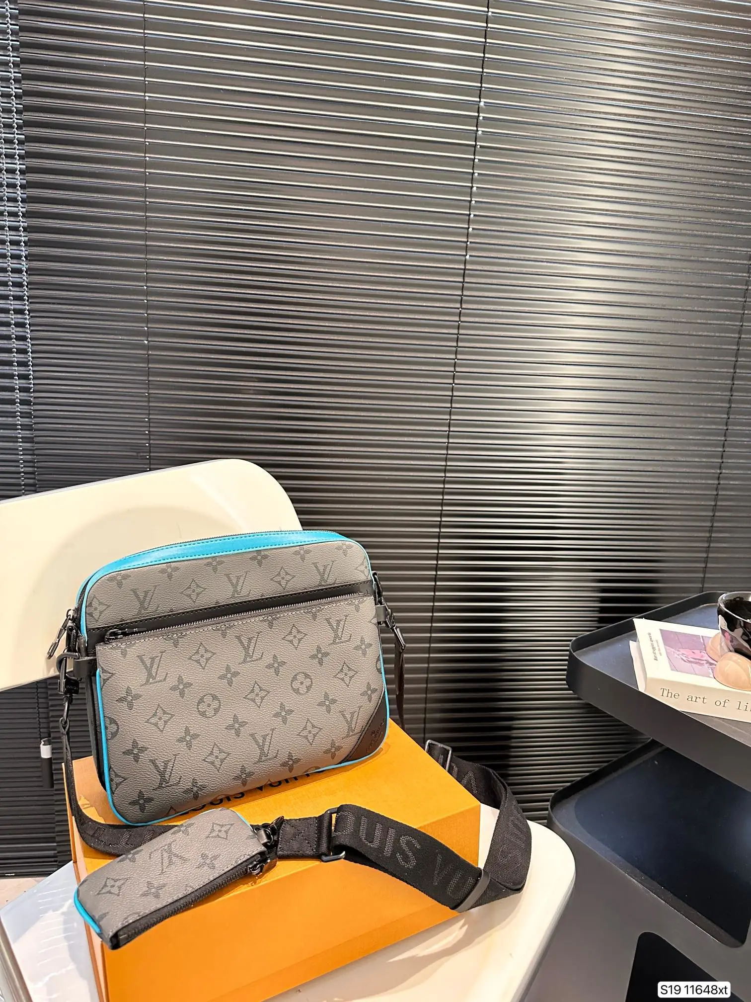 Louis Vuitton Bag — d7df9bc8