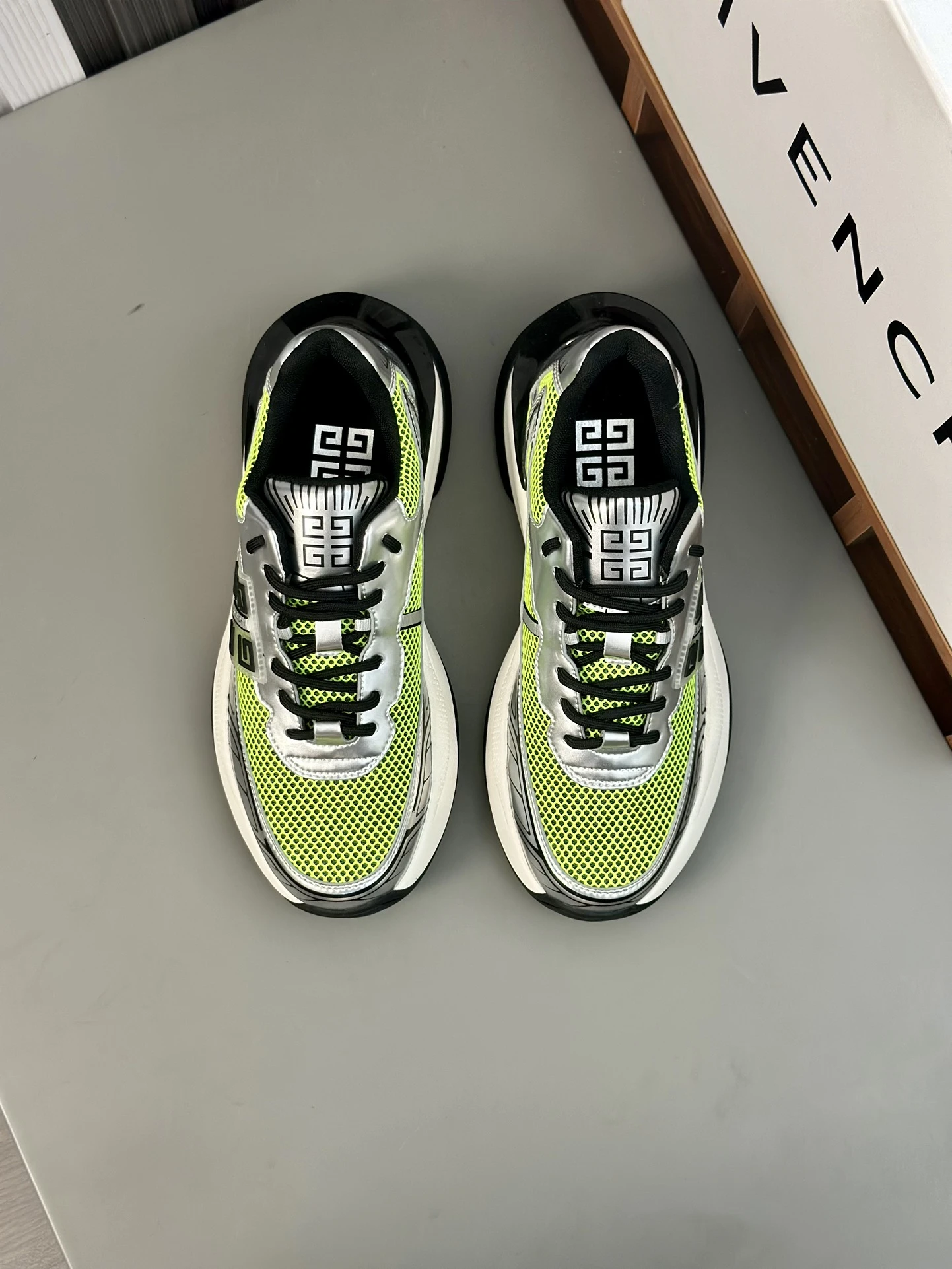 Givenchy Sneakers — ea2fa9e3