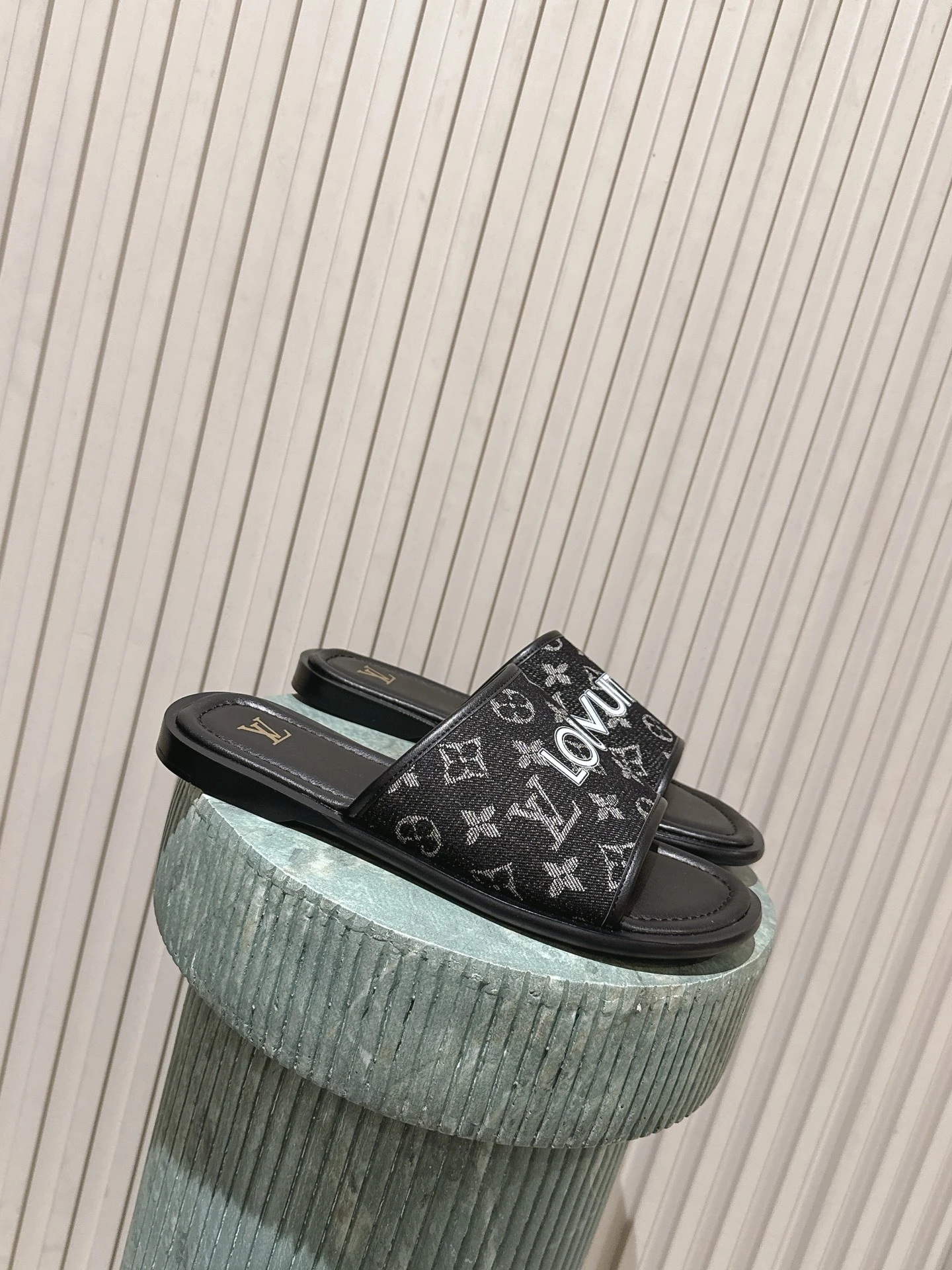 Louis Vuitton Slides — c9600980