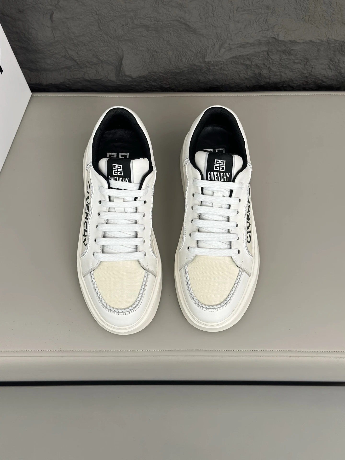 Givenchy Sneakers — dc95e543