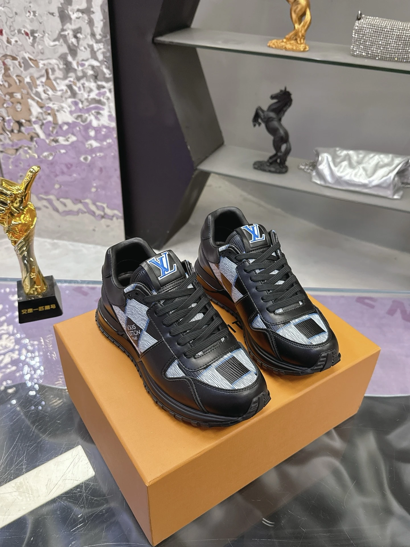 Louis Vuitton Sneakers — 7d1a753f