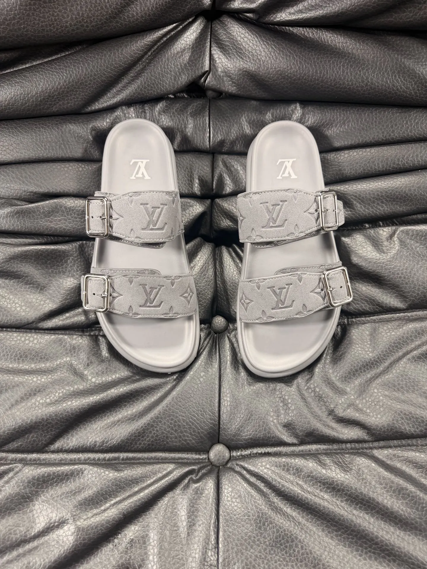 Louis Vuitton Slippers — 153f992f