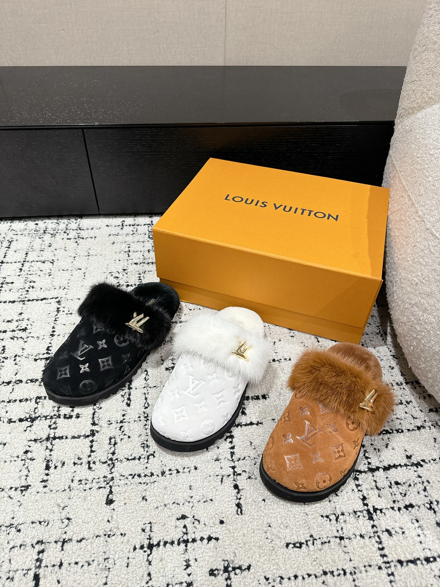 Louis Vuitton Slippers — 7f33888a