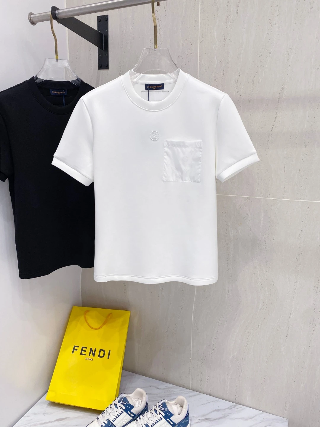 Louis Vuitton T-Shirt — 697b7cbe