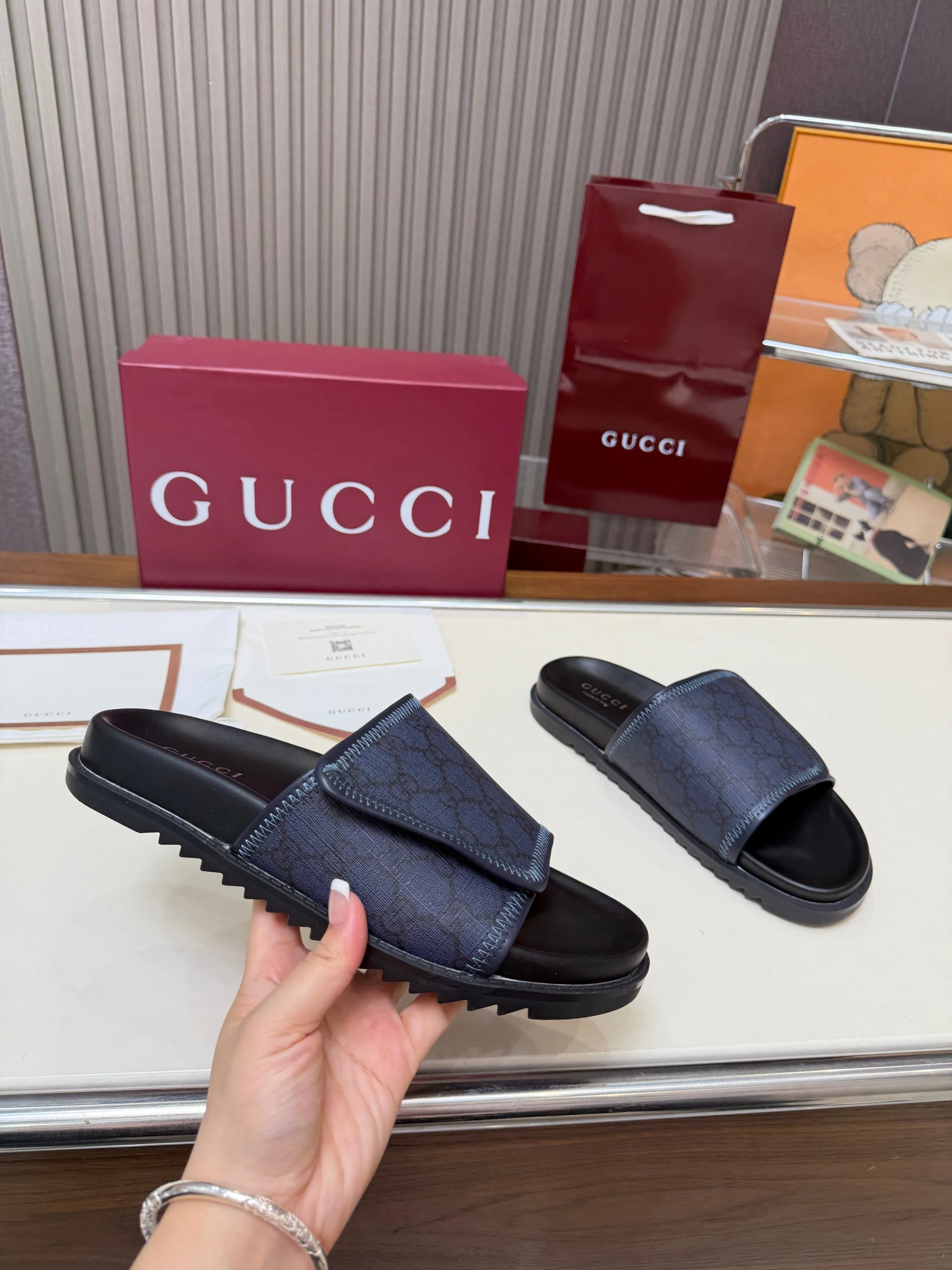 Gucci Slides — 031ef6b5