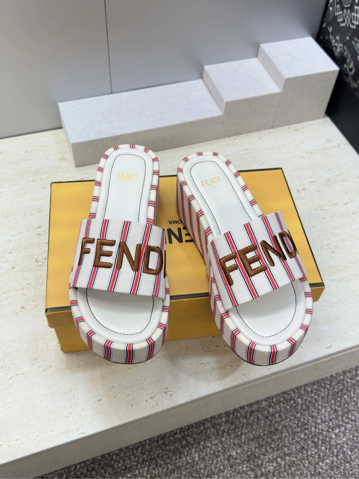 Fendi Slippers — 412fd26e