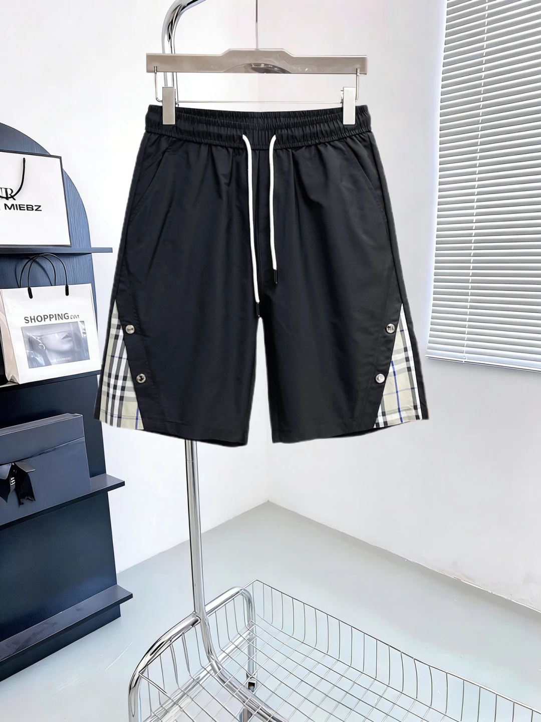 Burberry Shorts — aabaed95
