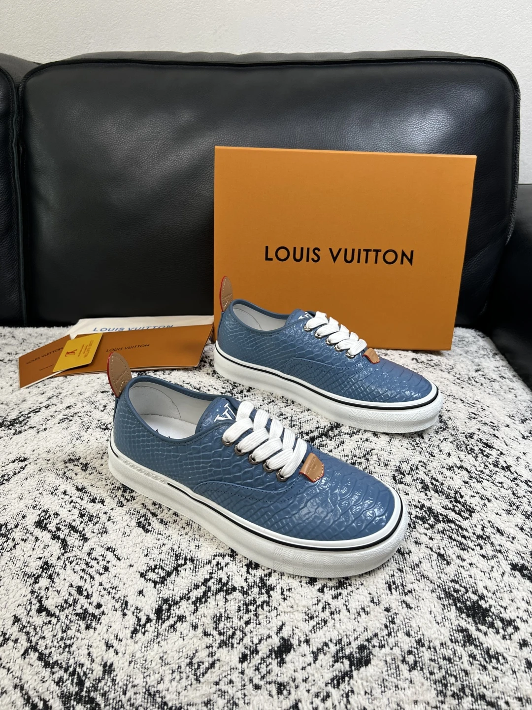 Louis Vuitton Sneakers — 06805996