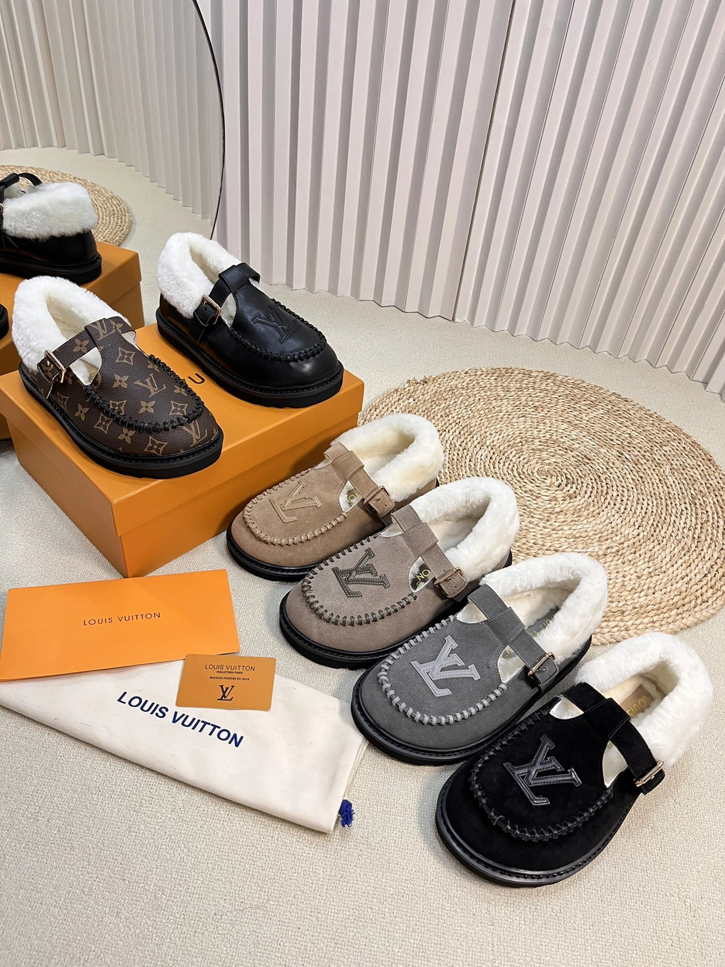 Louis Vuitton Slippers — f6dab02b