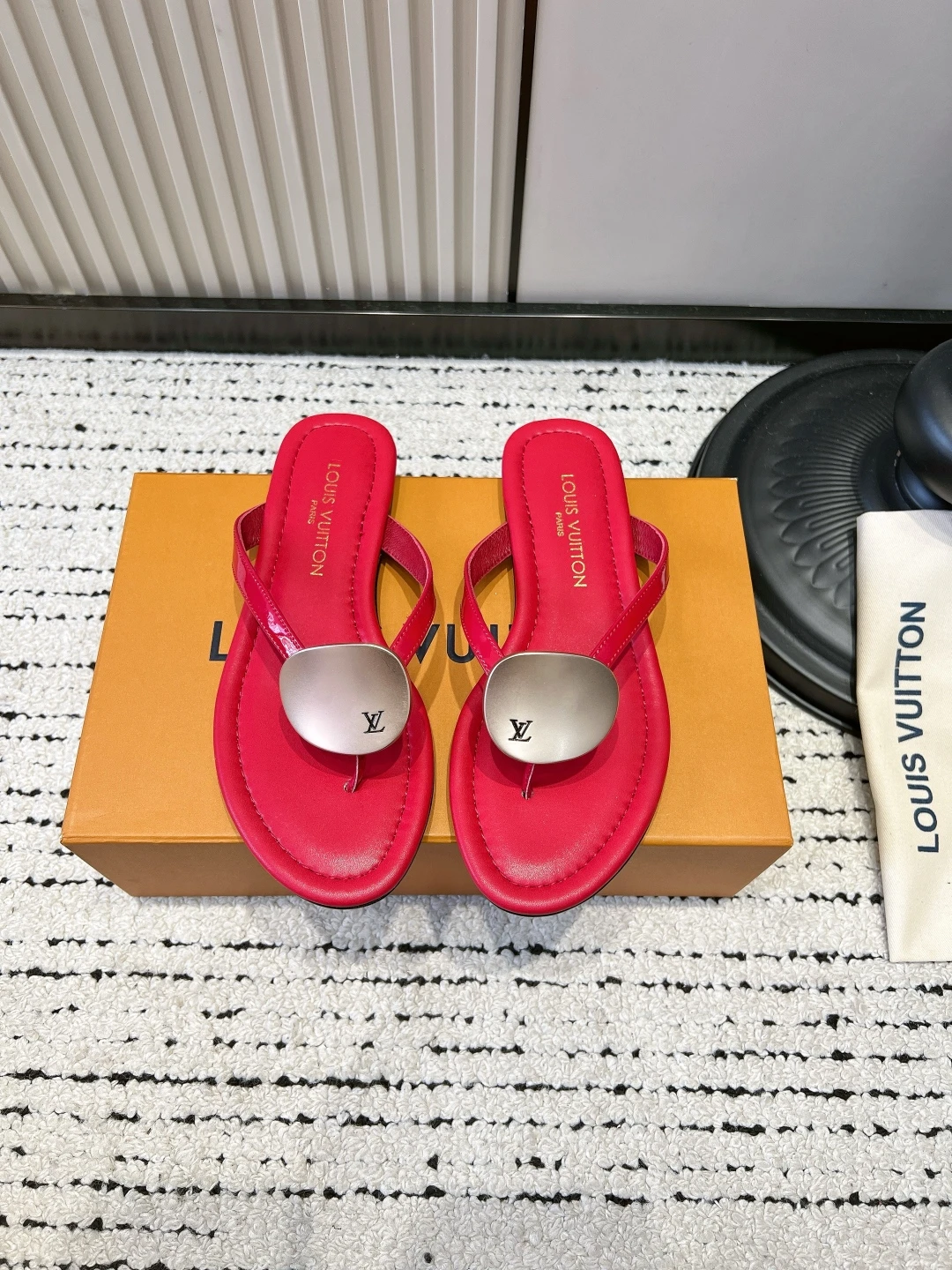 Louis Vuitton Slippers — 5faeb500