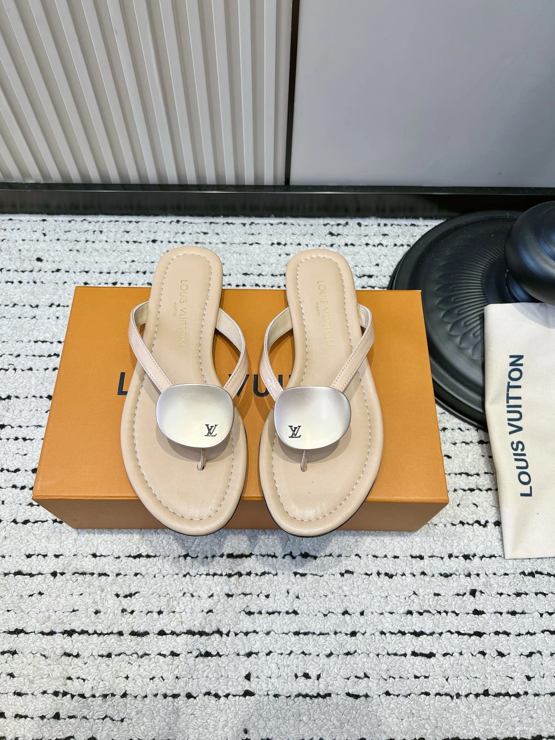 Louis Vuitton Slippers — f5ba6110