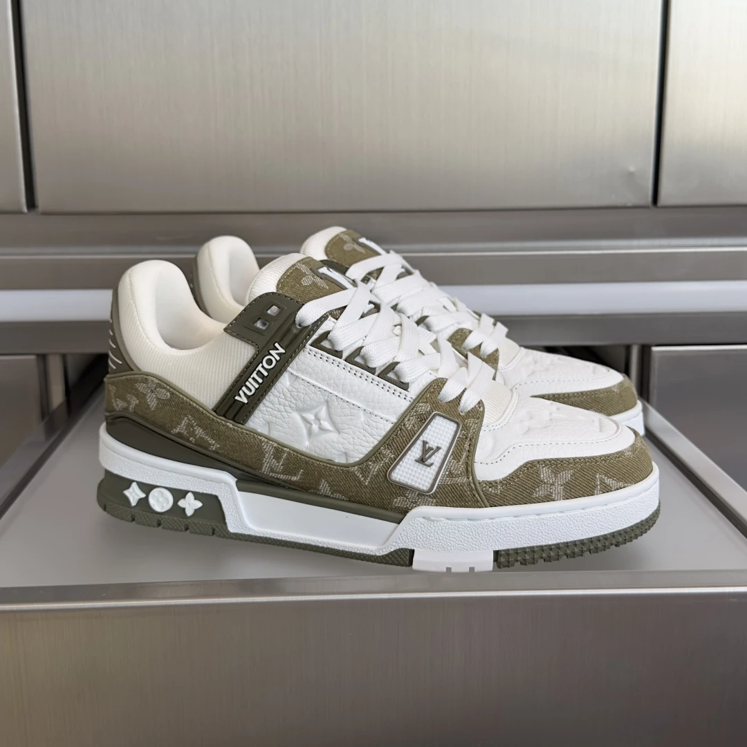 Louis Vuitton Sneakers — 996ea3f7