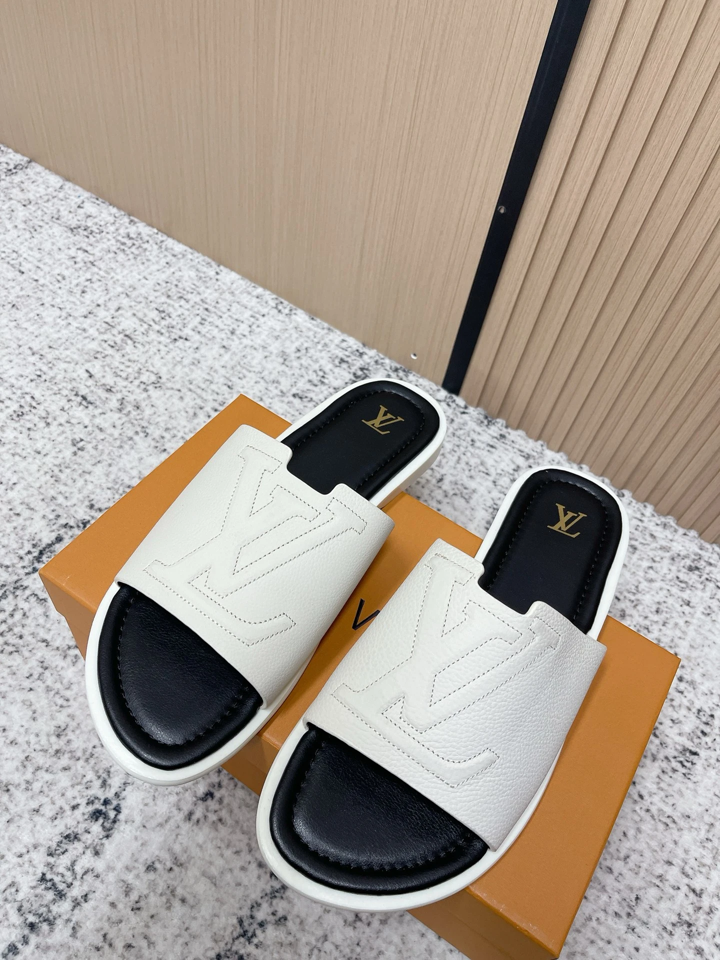 Louis Vuitton Slippers — fbbaab8f