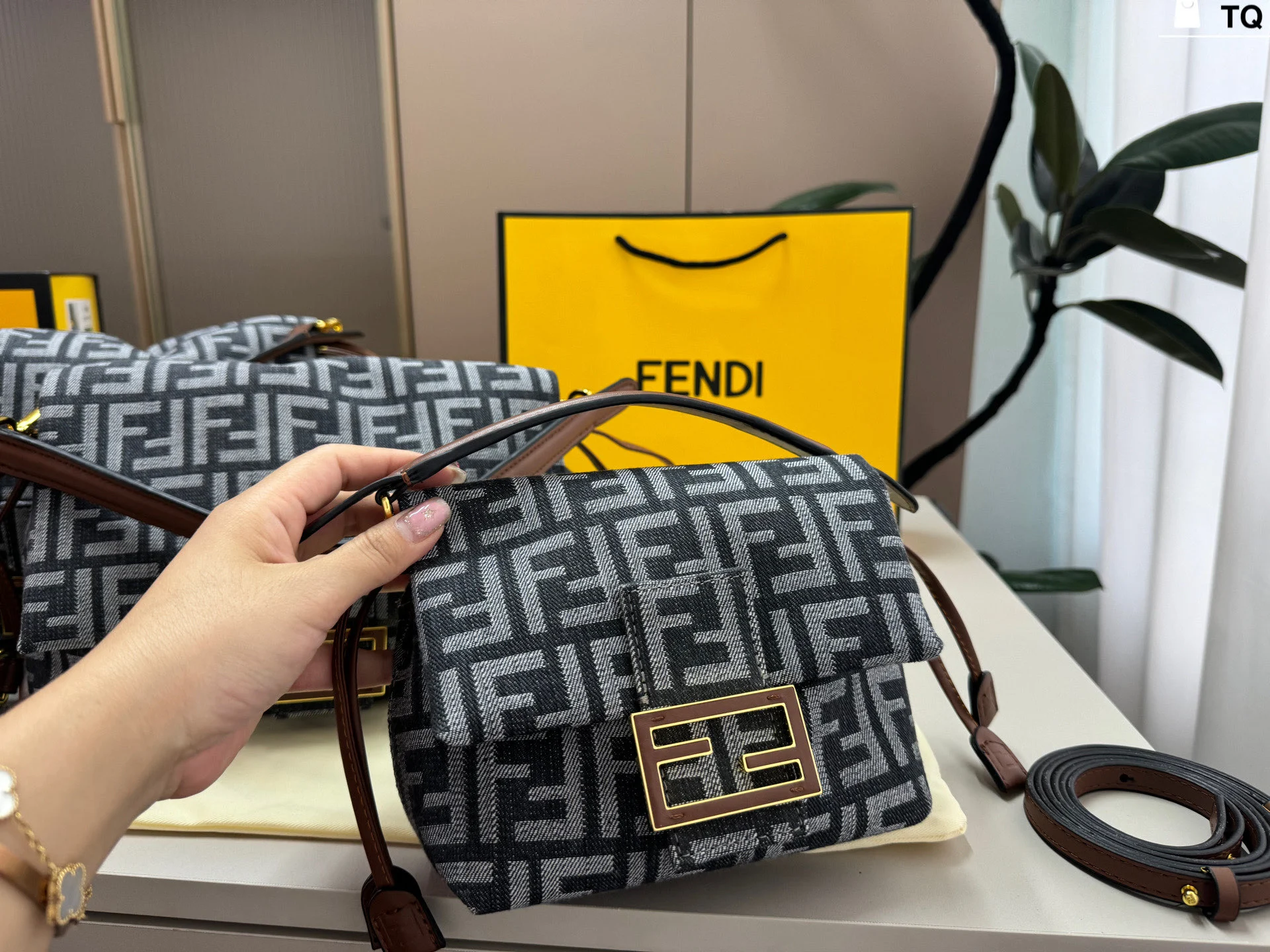 Fendi Bag — e234e5eb