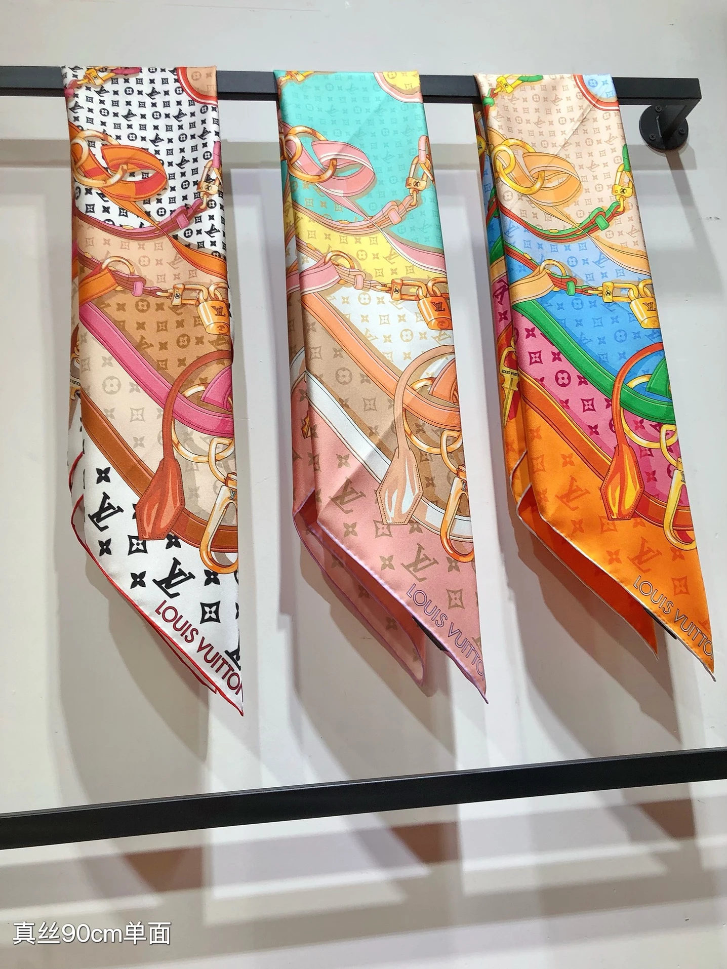 Louis Vuitton Scarves — 5ed78646