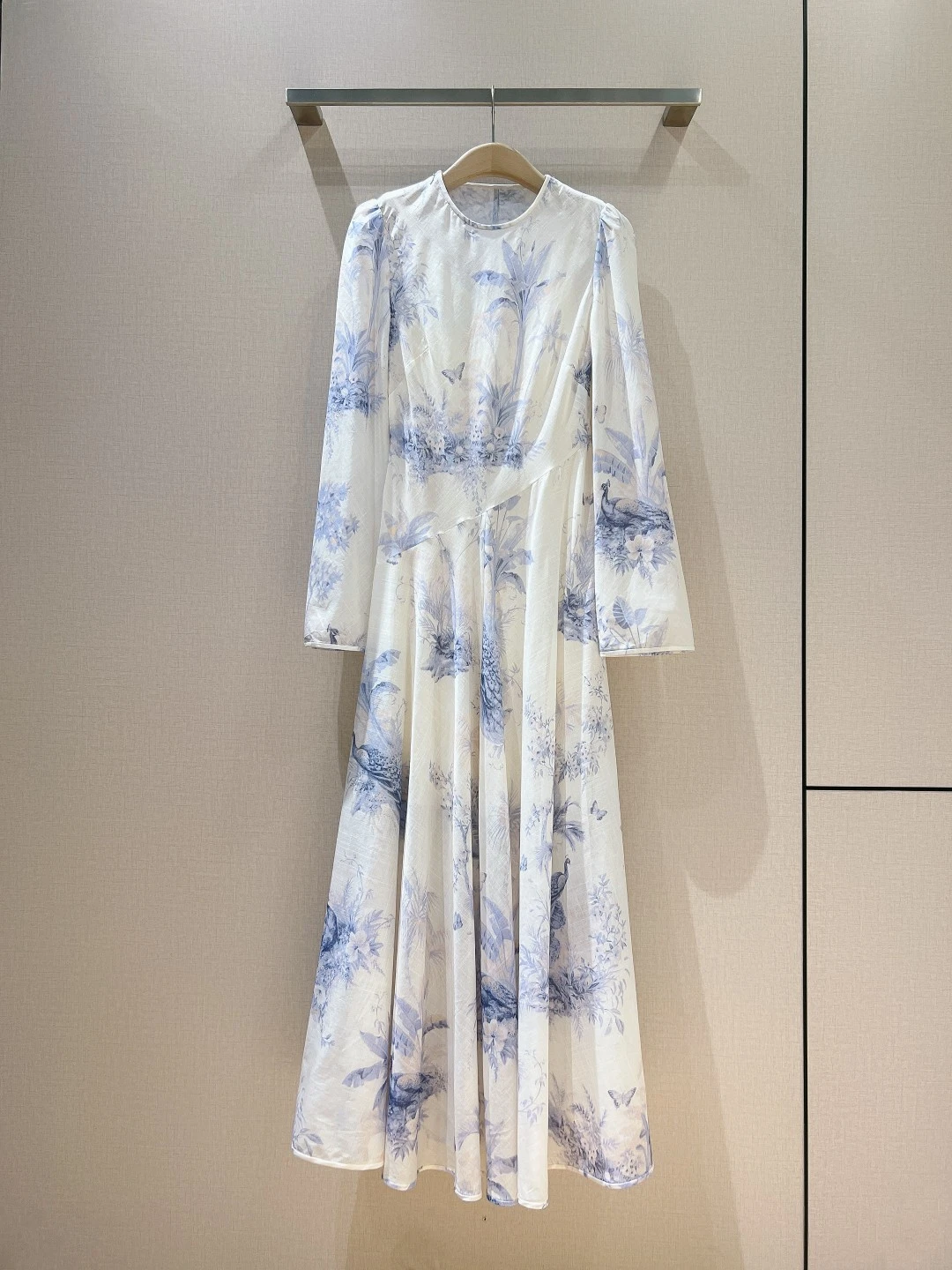 Dresses — 56eb5292