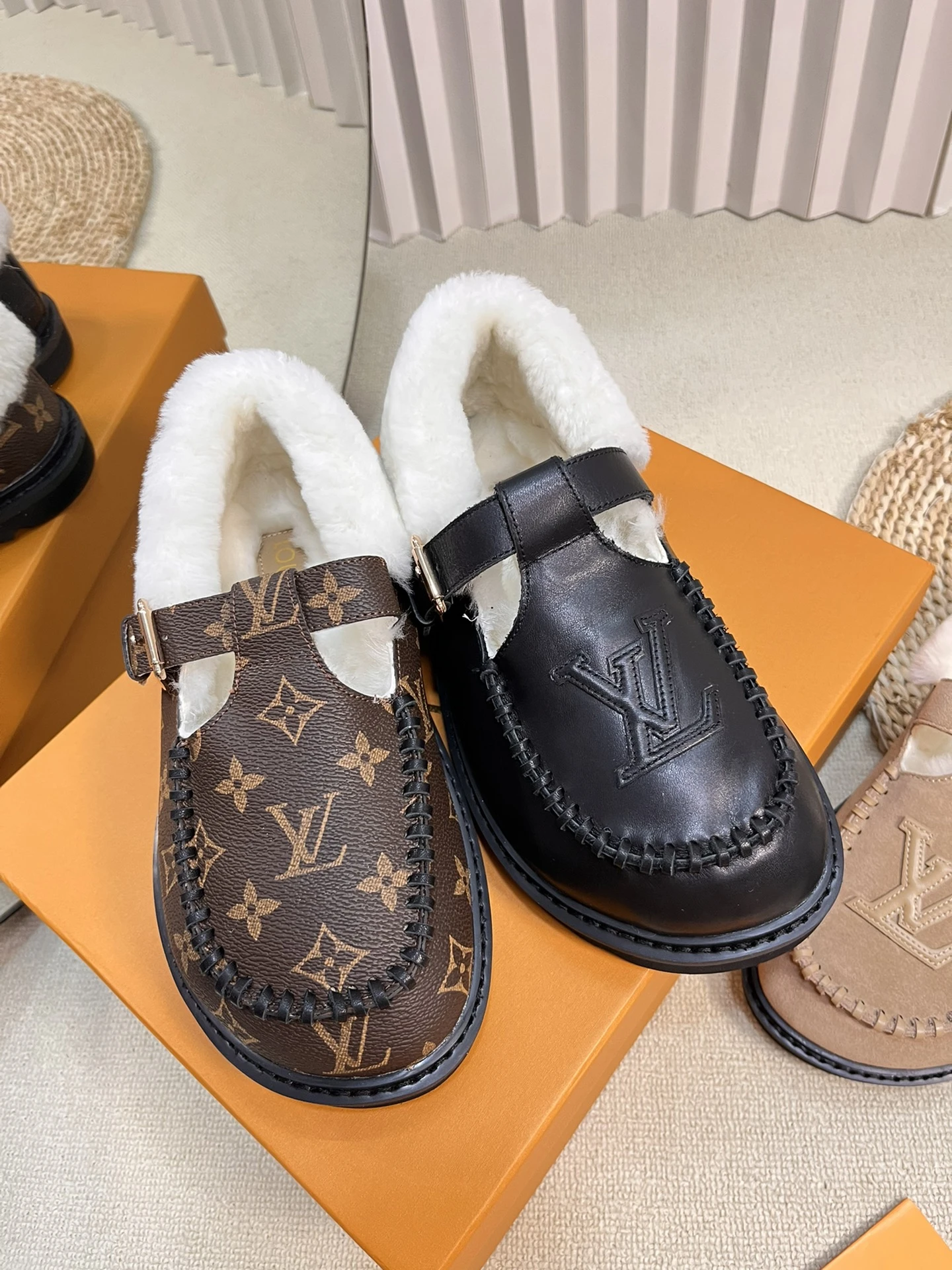 Louis Vuitton Slippers — 10bd4225