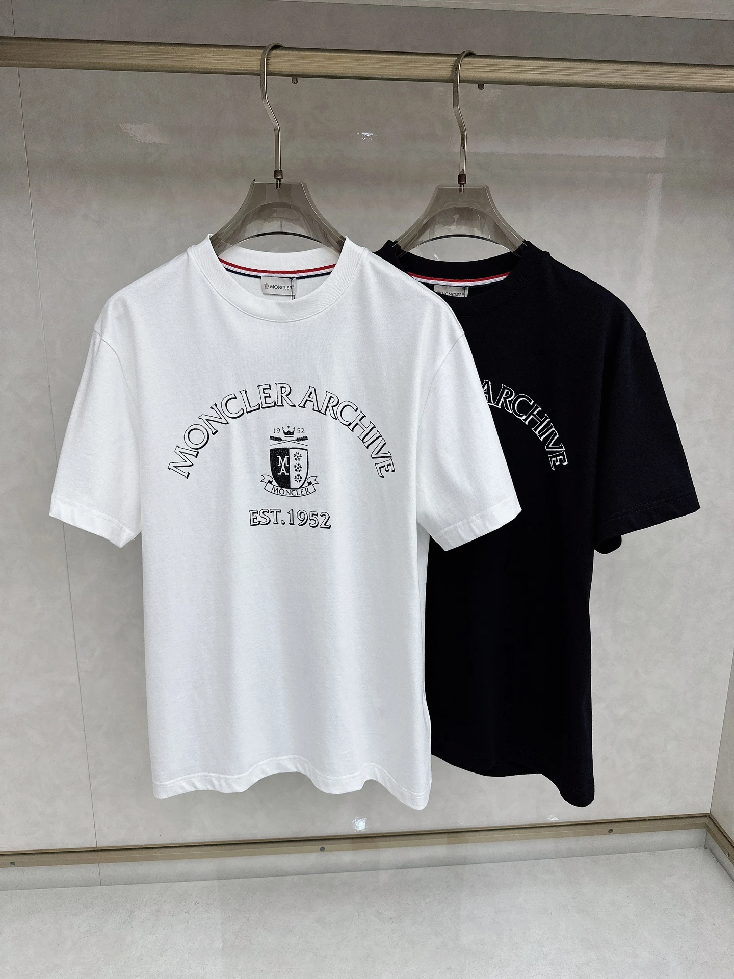 Moncler T-Shirt — 114e597b