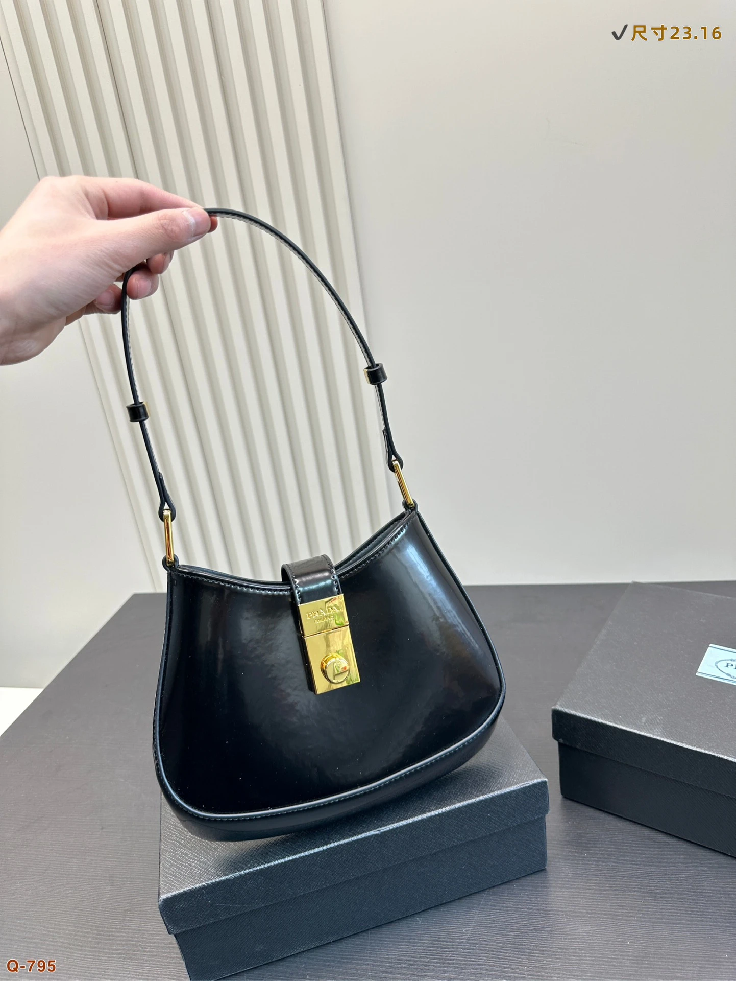 Prada Bag — 0ee811ef