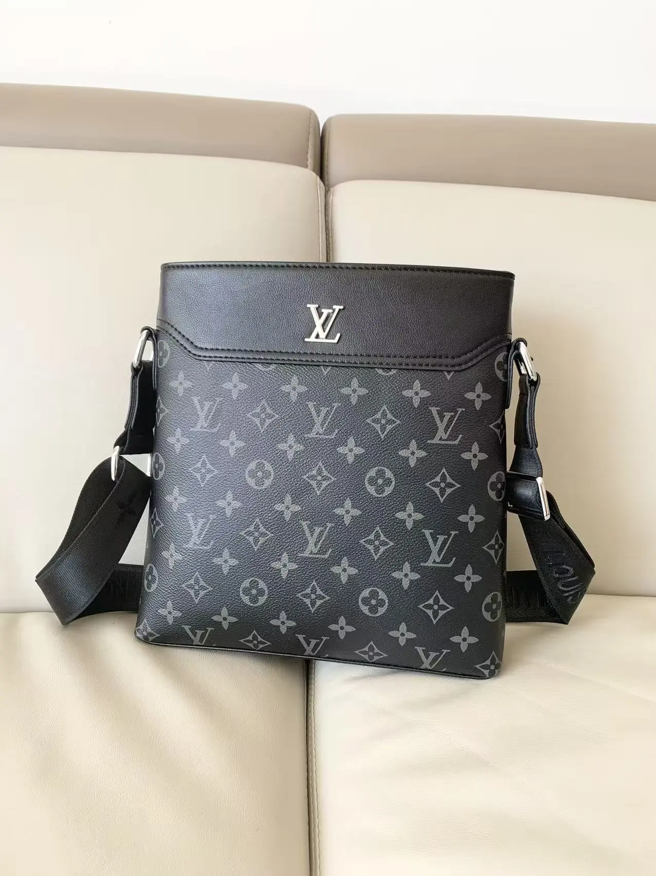 Louis Vuitton Bag — 10719e63