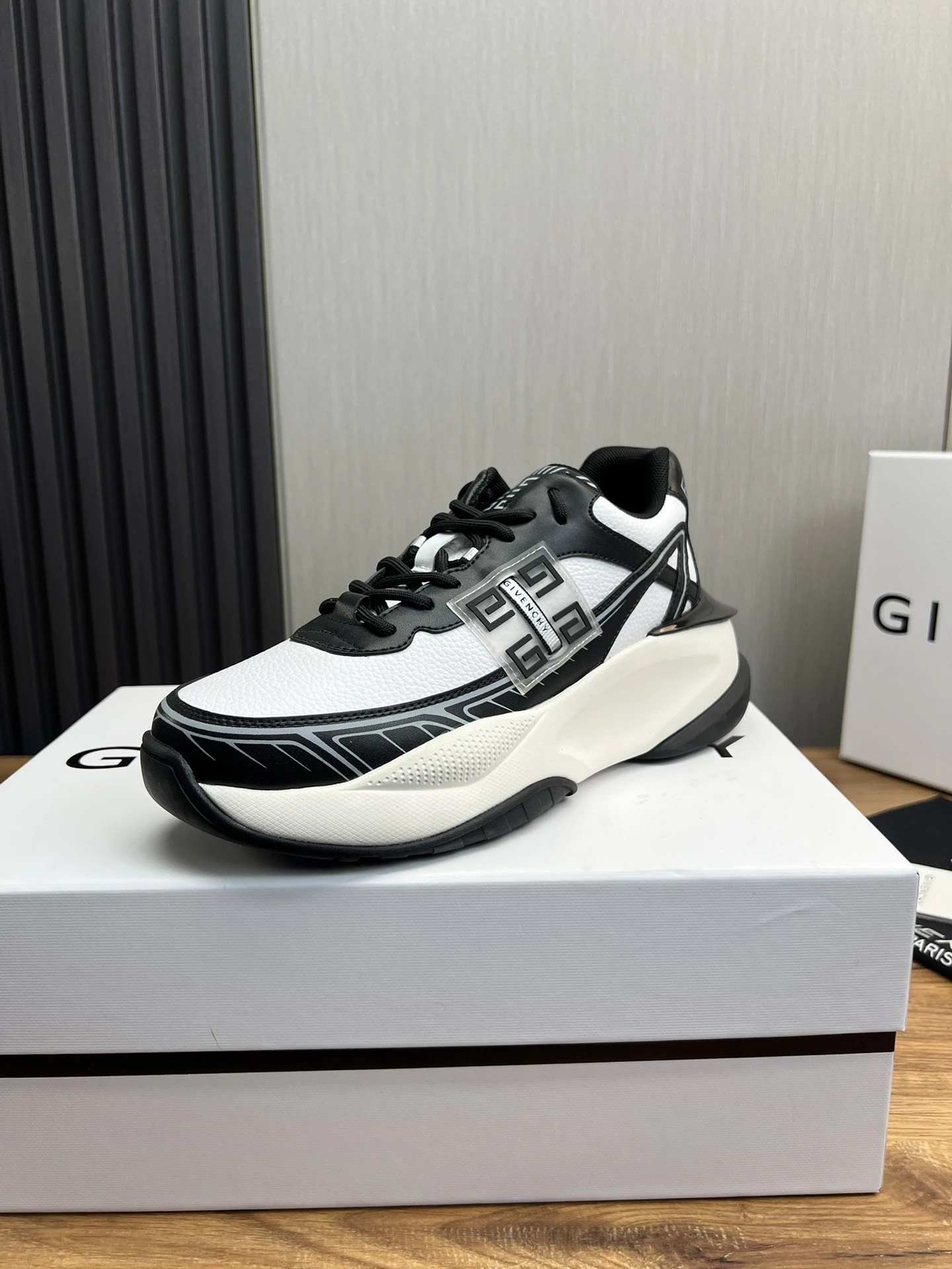 Givenchy Sneakers — b0ff474b