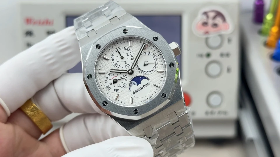 Audemars Piguet Watch — 68890051