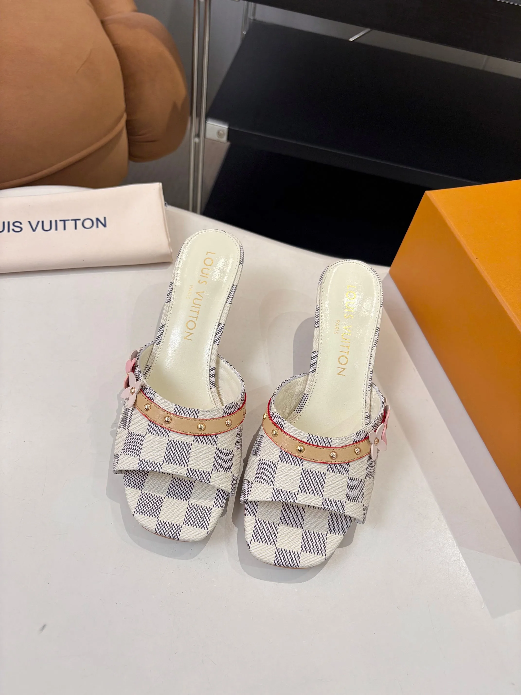 Louis Vuitton Slippers — 056f046a