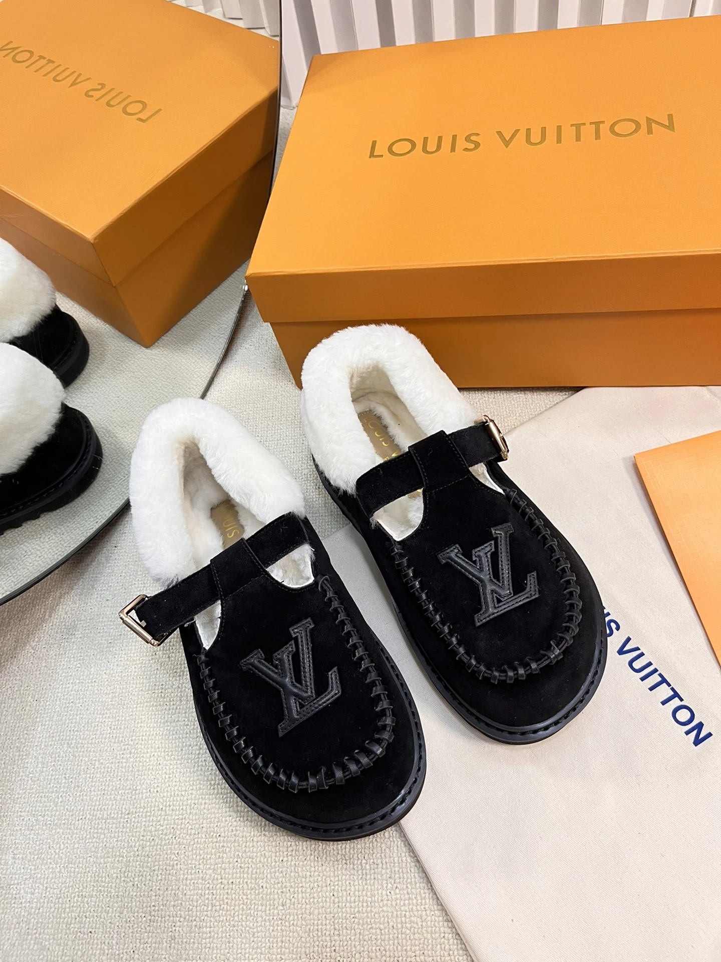 Louis Vuitton Slippers — 39629c72