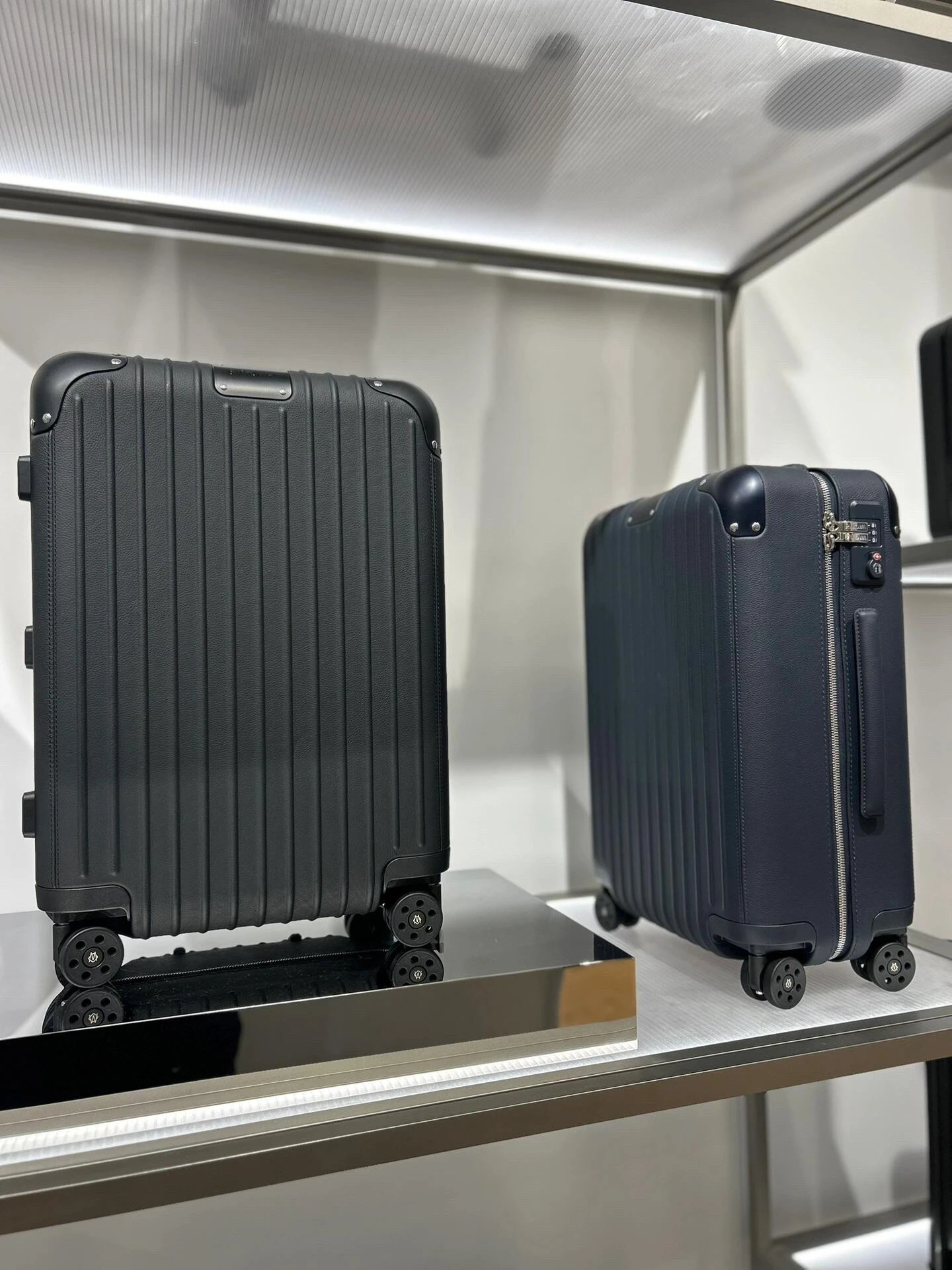 Rimowa Luggage — 23a12806