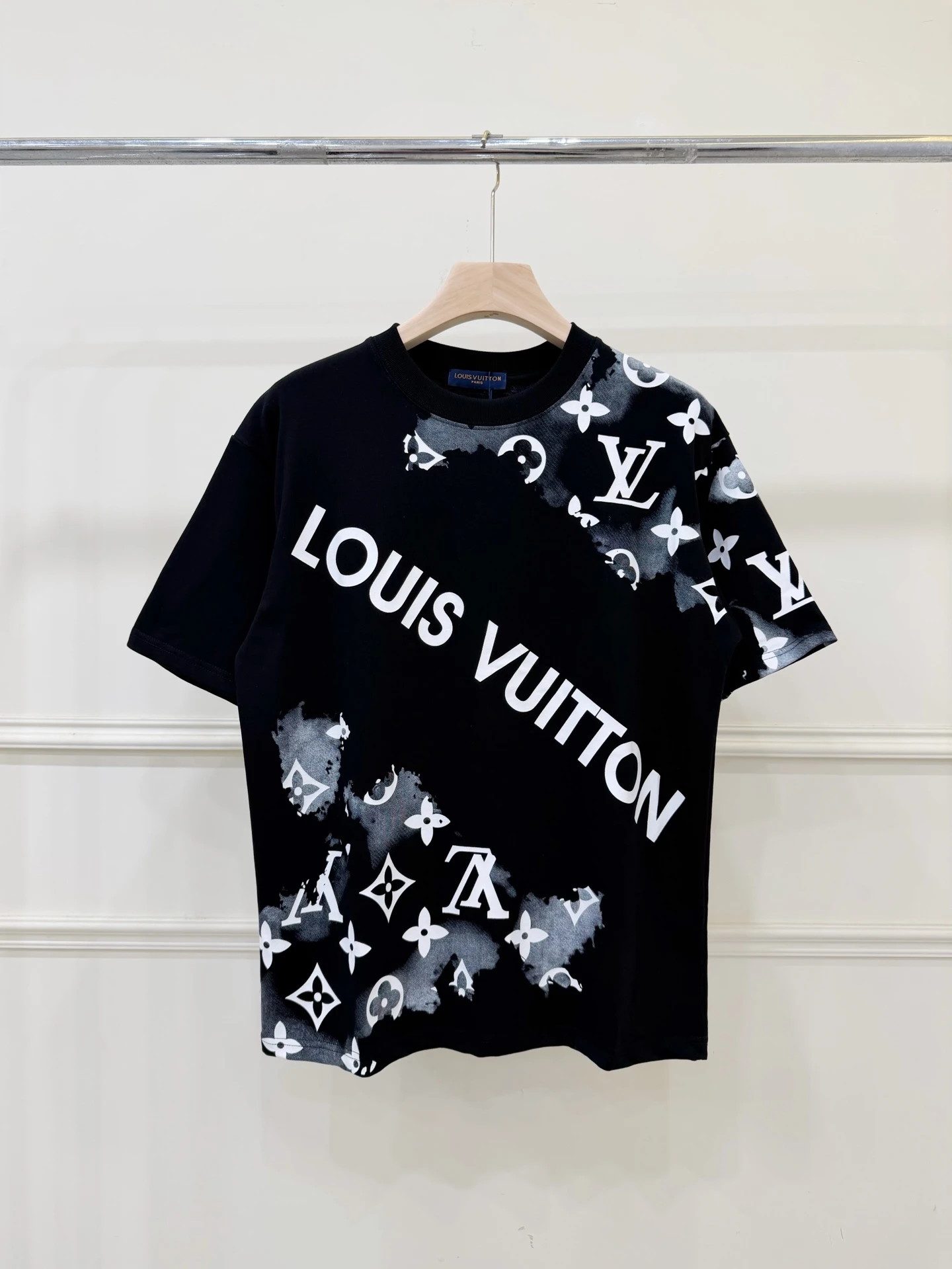 Louis Vuitton T-Shirt — 26de2073