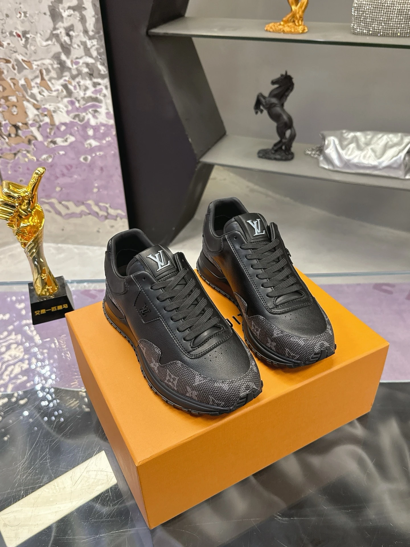 Louis Vuitton Sneakers — a56a2221
