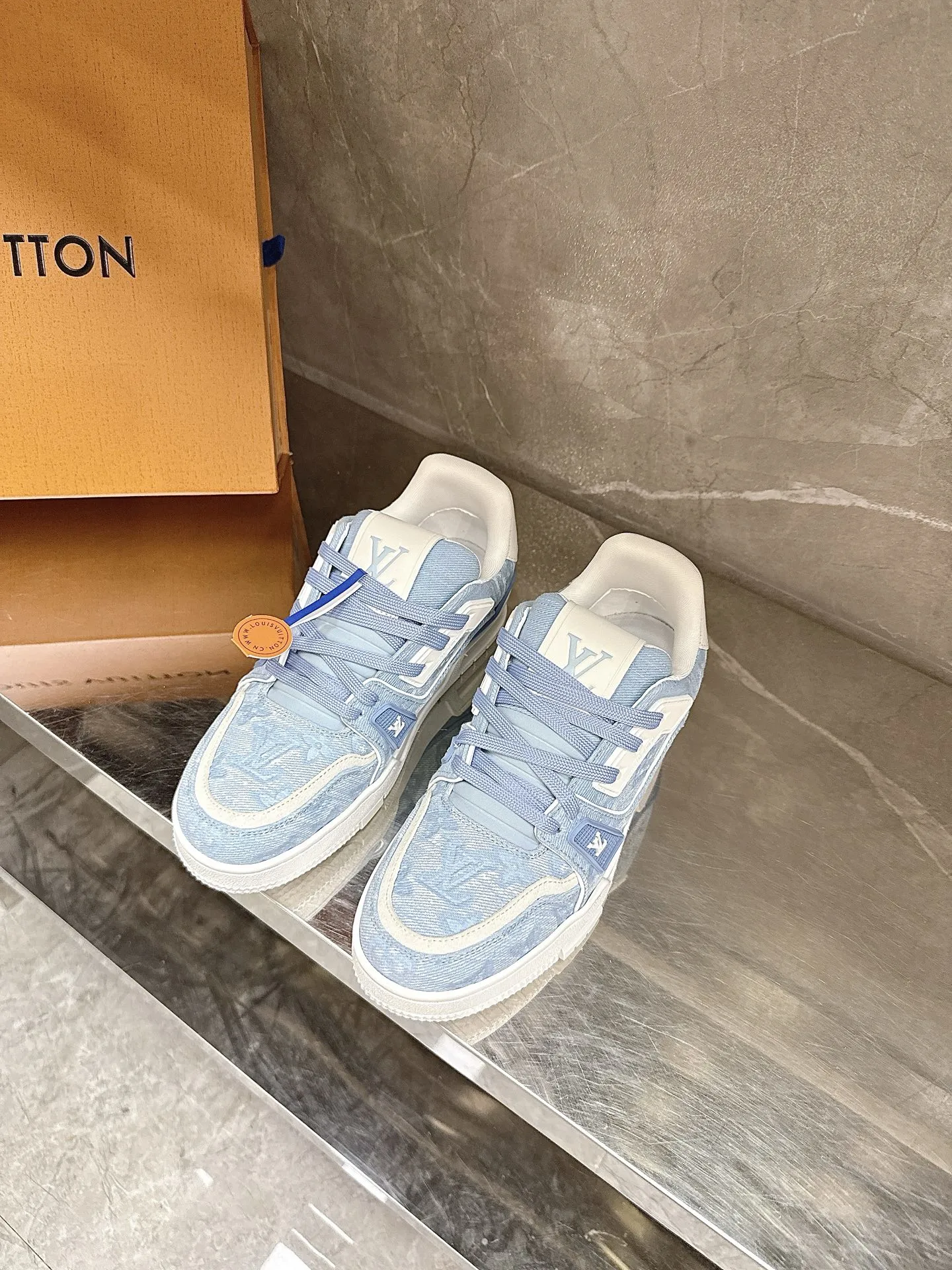 Louis Vuitton Sneakers — 402ce95f