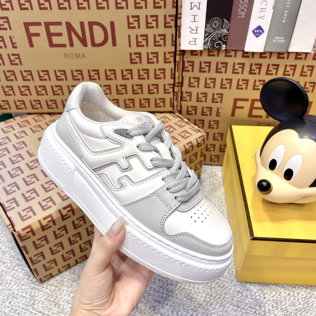Fendi Sneakers — 64396254