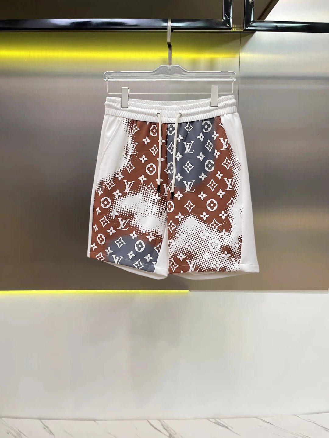 Louis Vuitton Shorts — 6cee63ee