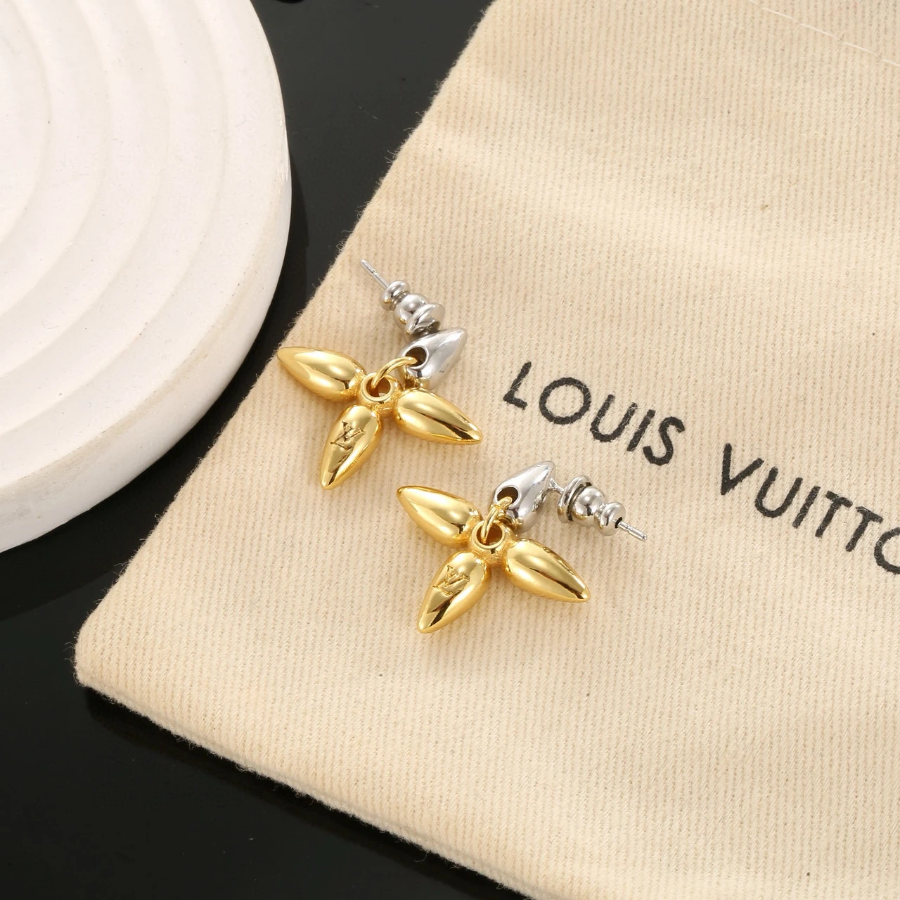 Louis Vuitton Earrings — e316f925