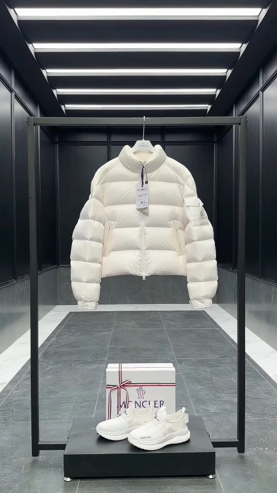 Moncler Down Jackets — 136b90ac