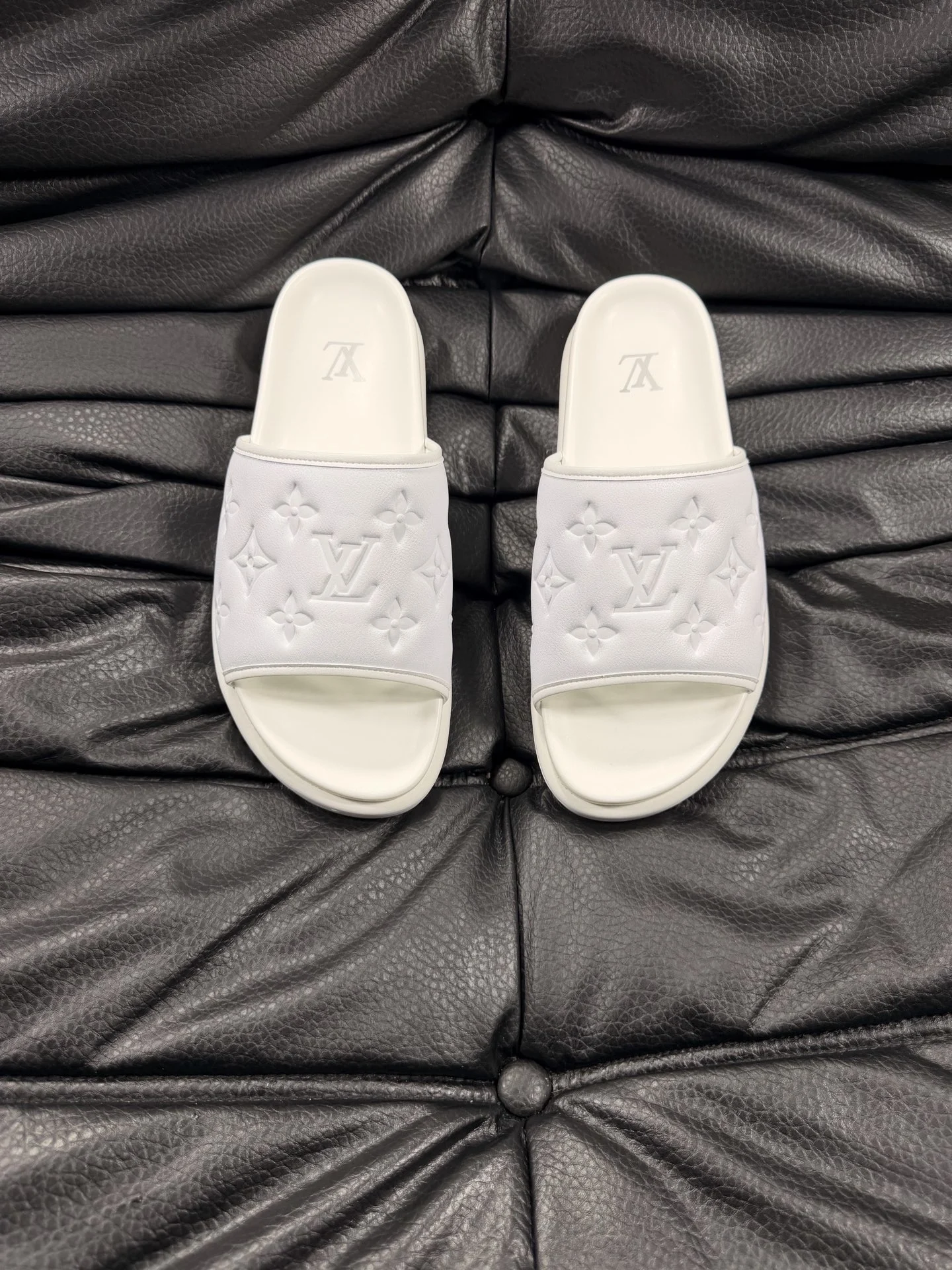 Louis Vuitton Slippers — 470f36a6