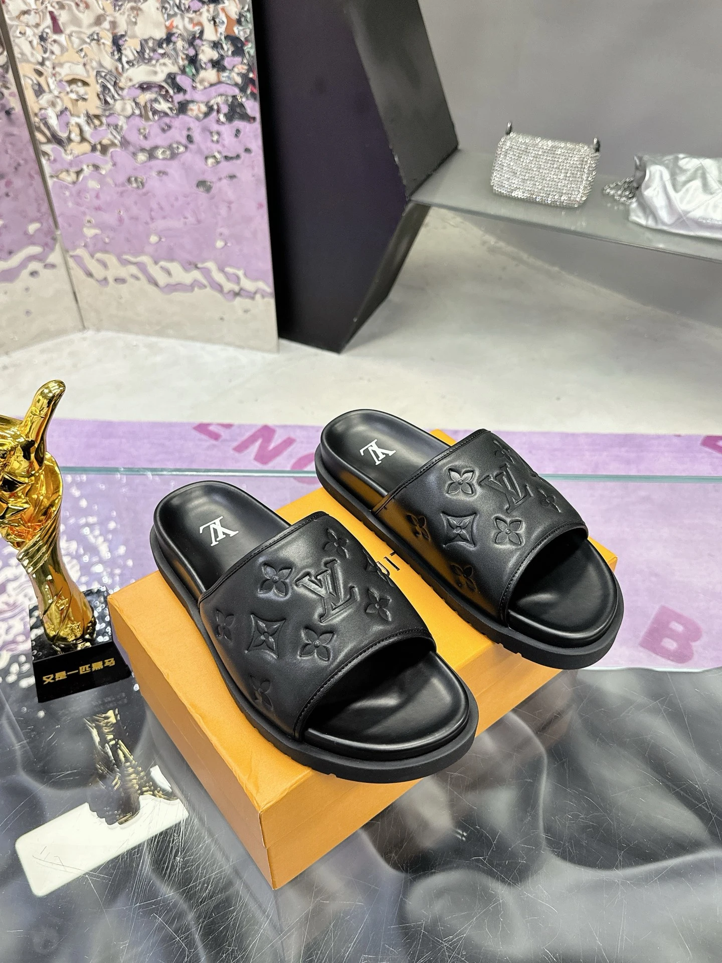 Louis Vuitton Slippers — c78ed5a8