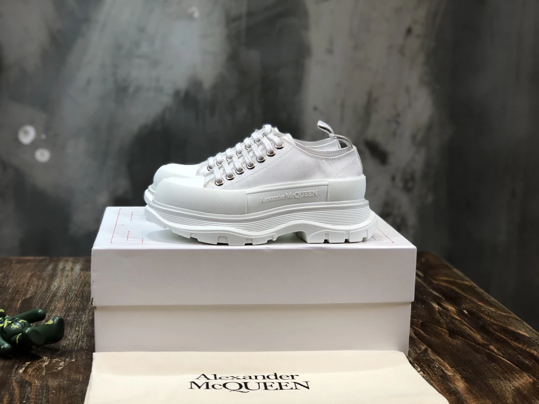 Alexander McQueen Sneakers — 34590486