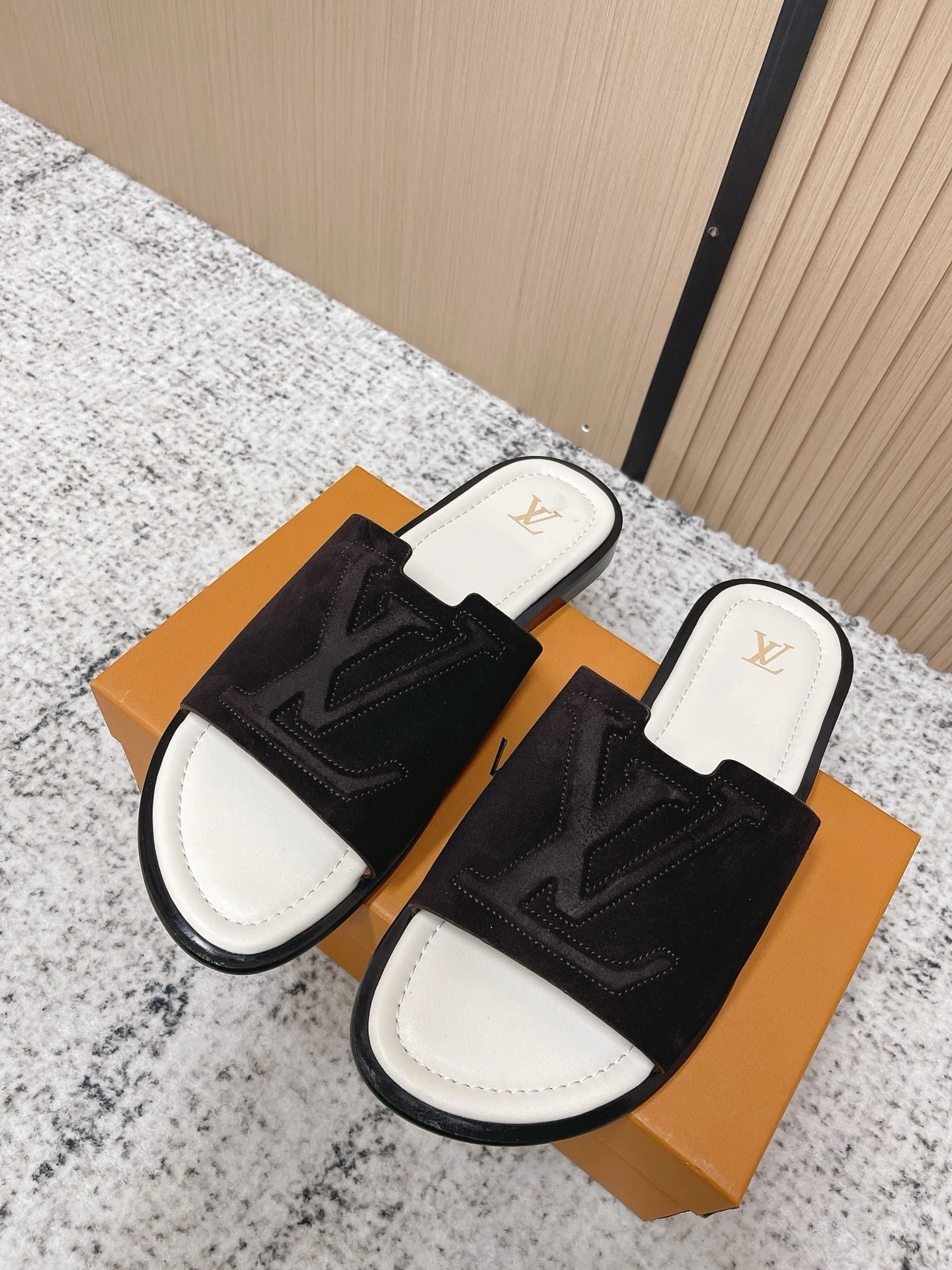 Louis Vuitton Slippers — 6baf945f