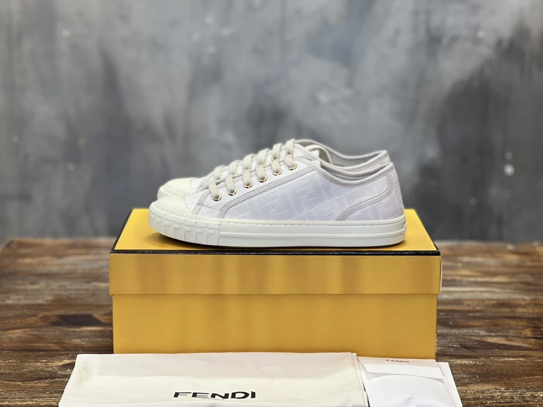 Fendi Sneakers — 2c6532cf