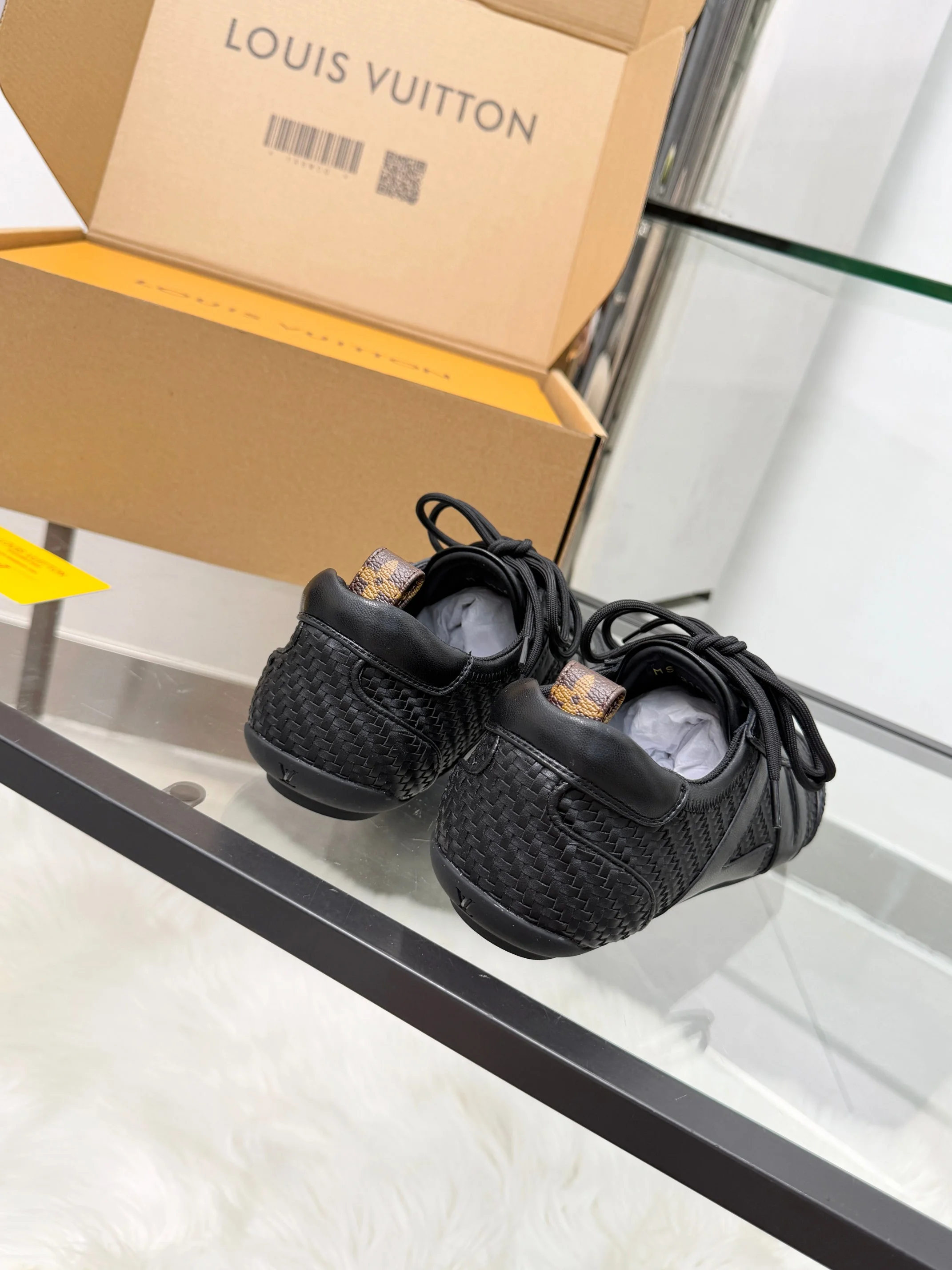 Louis Vuitton Sneakers — 4841fe99