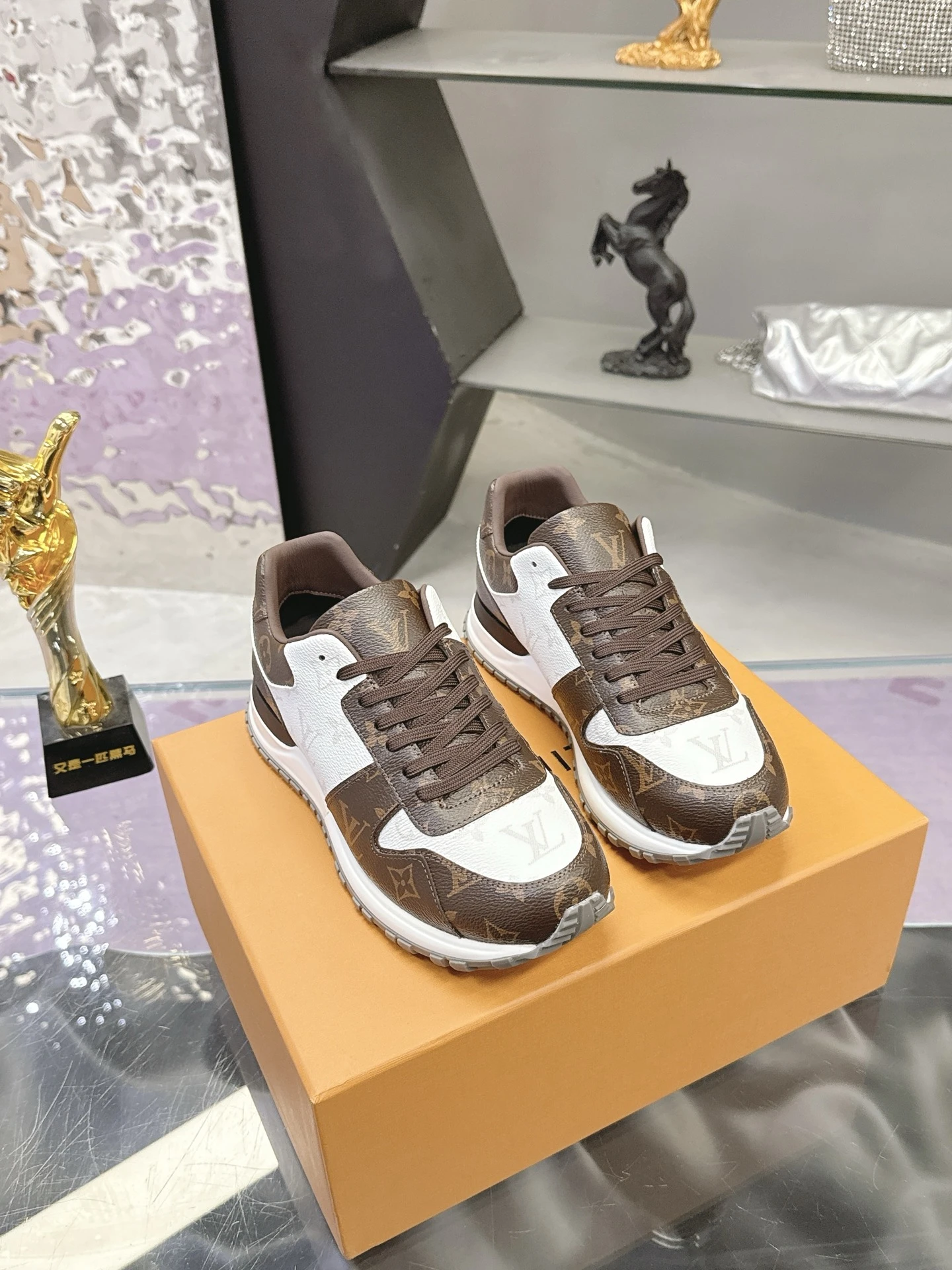 Louis Vuitton Sneakers — 8a1e51ab