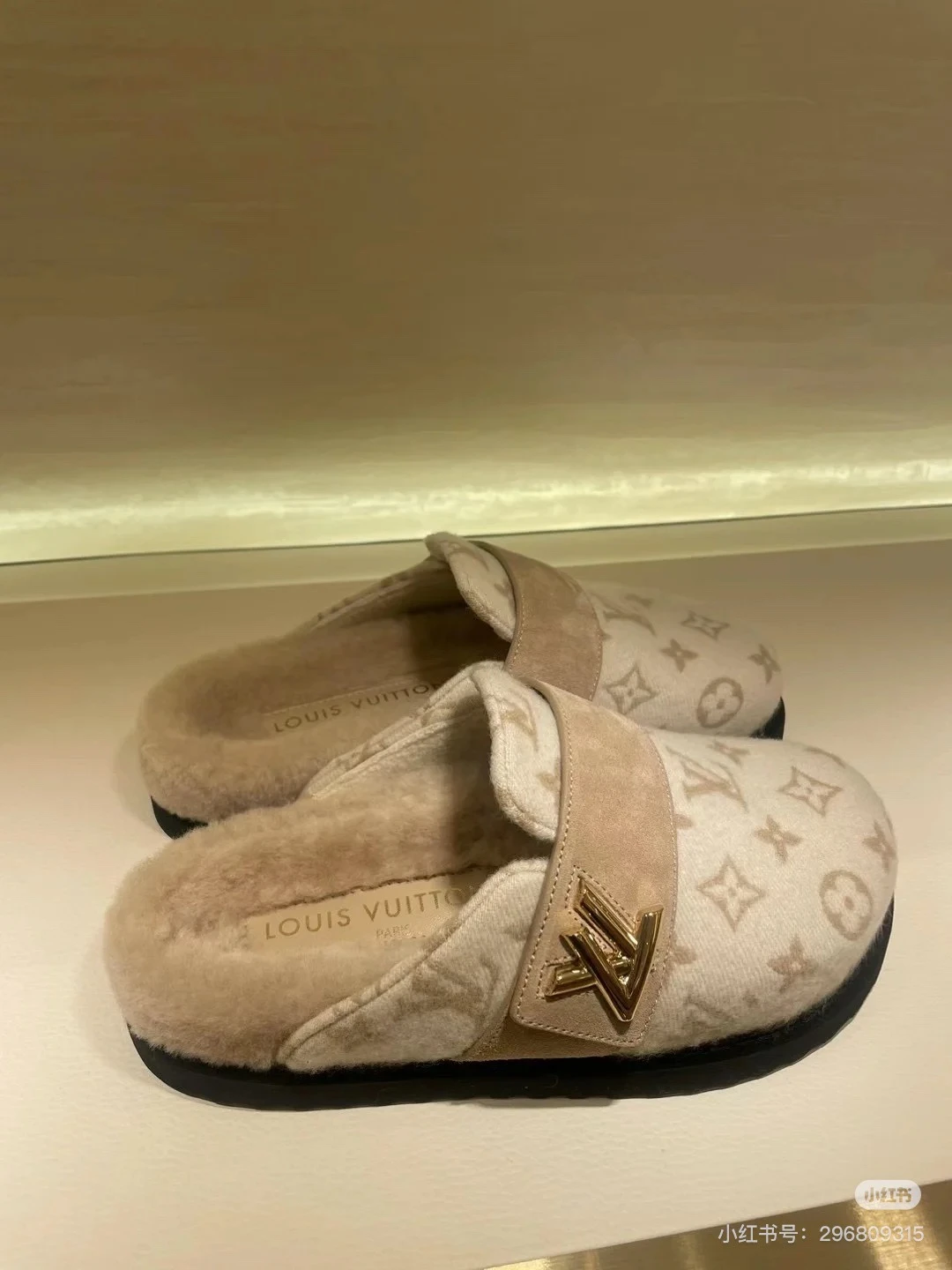 Louis Vuitton Slippers — b4690852