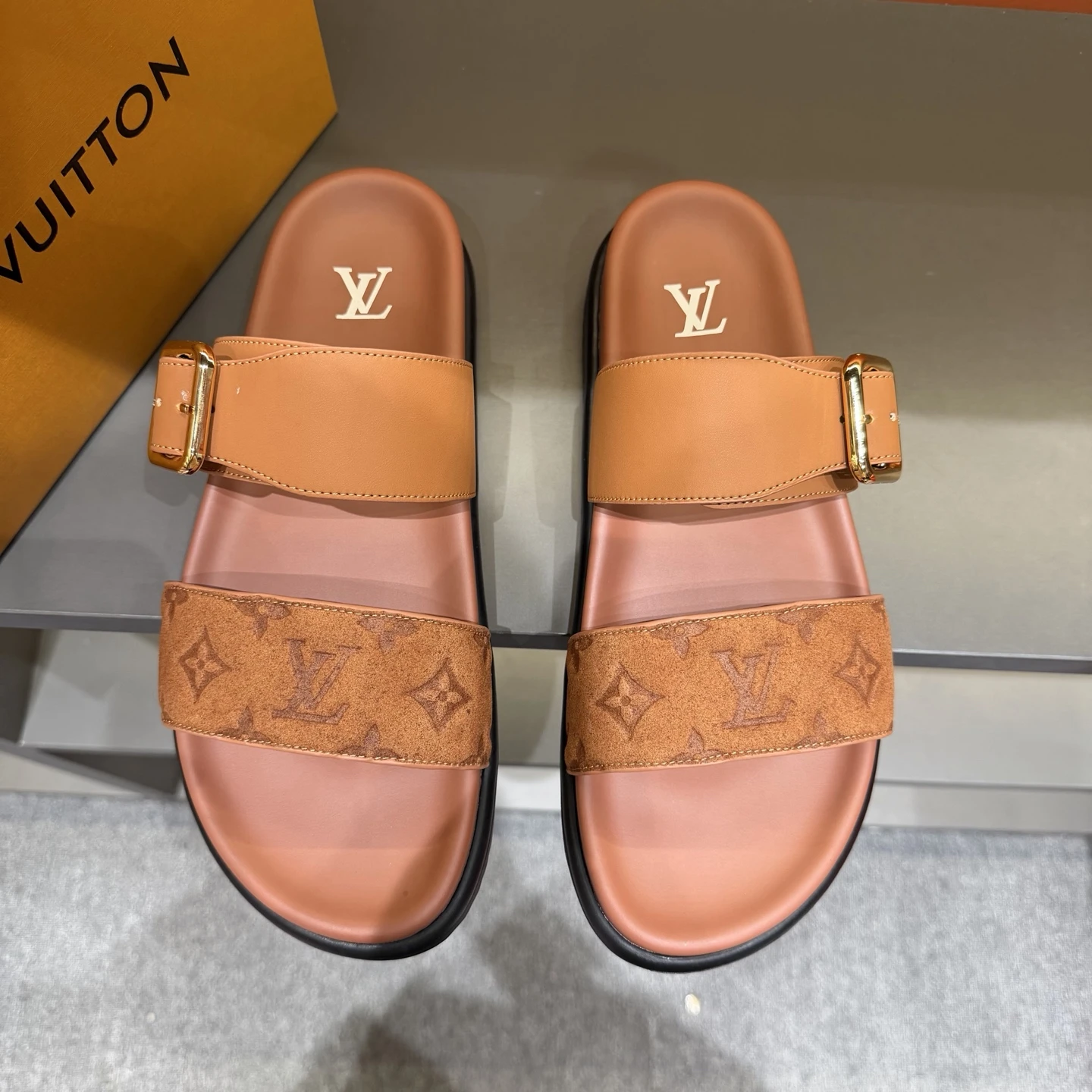 Louis Vuitton Slippers — 708bf2d4