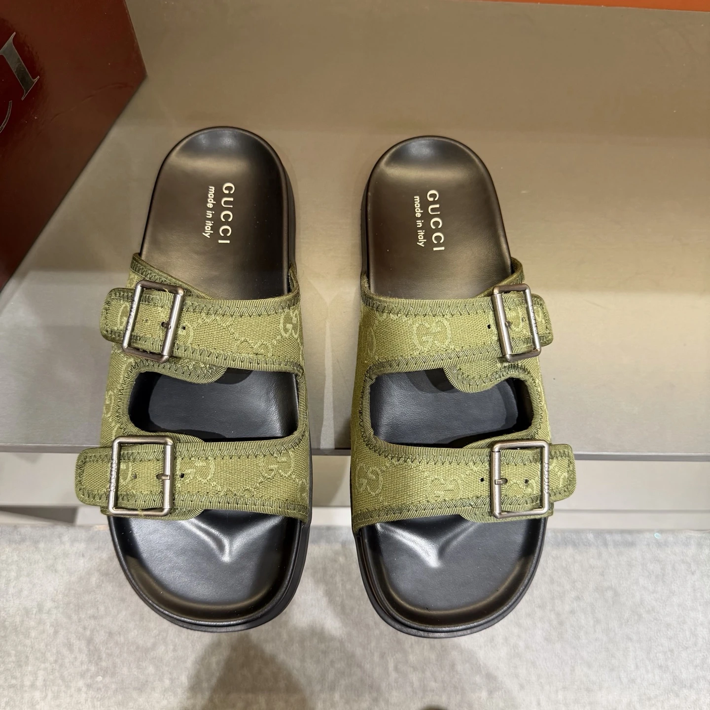Slippers — 0b38ec32
