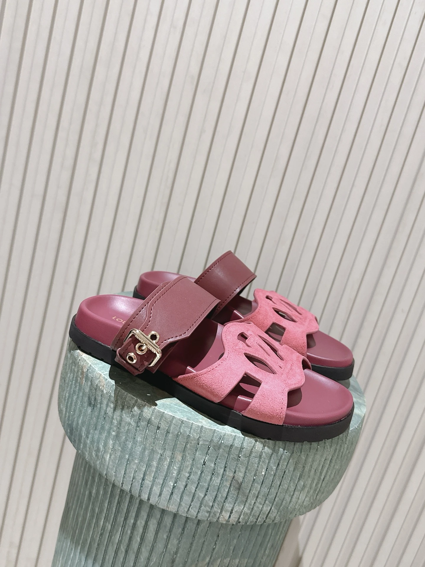 Louis Vuitton Slippers — c8f14e17