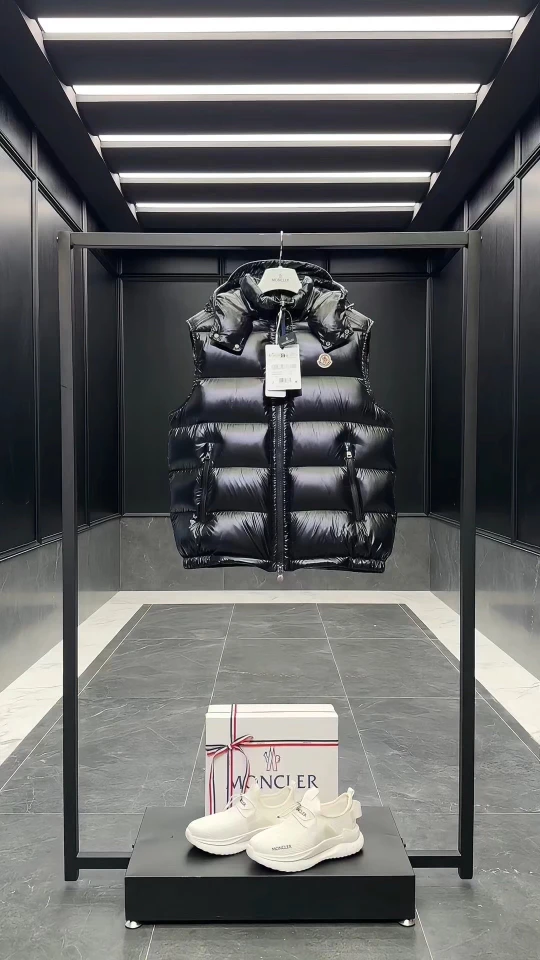Moncler Down Jacket — 32bbf5a6